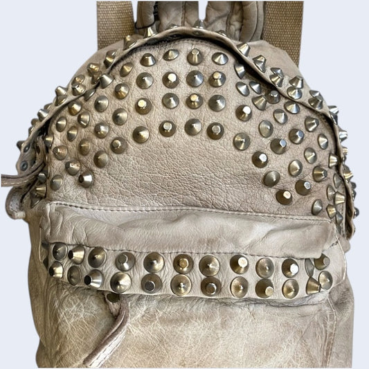 Alba zaino in pelle tinto in capo con borchie