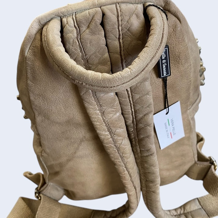 Alba zaino in pelle tinto in capo con borchie