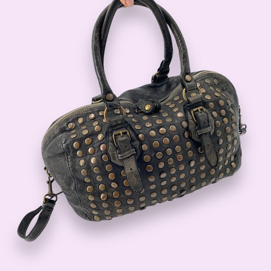 Bella borsa in pelle tinto in capo con borchie